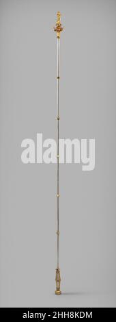 University Scepter début 15th siècle (1419?Avec des modifications après 1478) les sceptiques de l'Université d'Allemagne du Nord, généralement faits en paires au Moyen âge, ont été portés à la tête des processions académiques et ont signifié l'autorité de la faculté de l'université.La gravure sur la poignée indique que ce sceptre a été donné en pénitence au chapitre de la cathédrale de Lübeck en 1478.Les circonstances sont inconnues, mais il est probable que le bouclier héraldique avec les bras de l'épiscopat de Lübeck et la figure de Saint Jean-Baptiste, un des saints patrons de la cathédrale, ont été ajoutés à ce TI Banque D'Images