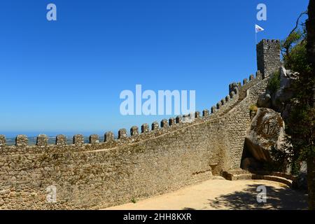 Château des Maures (en portugais : Castelo dos Mouros) est un château médiéval de Maures dans la ville de Sintra, Lisbonne, Portugal.Ce château fait partie de Banque D'Images