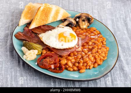 petit déjeuner complet en petit-déjeuner sur une assiette Banque D'Images