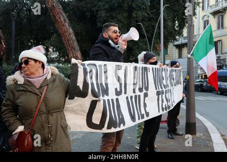 Des militants protestent contre le certificat Covid 19 du « Green Pass » à Rome, en Italie, le 22 janvier 2022.Selon les dernières règles du gouvernement italien, d'entrer dans les cafés, restaurants, métros, bus,trains, ferries, cinémas, théâtres, musées,Les gymnases, piscines, sont obligatoires le certificat « Super Green Pass », qui peut être obtenu uniquement avec 2 ou 3 doses de vaccin Covid 19 ou par la guérison de l'infection.D'autre part, pour entrer dans les universités, les bureaux, les banques, les prisons,Et les coiffeurs et les barres à ongles il est obligatoire de montrer le certificat 'passe verte standard', qui peut être obtenu même W Banque D'Images