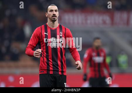 Milan, Italie.23rd janvier 2022.Zlatan Ibrahimovic de l'AC Milan regarde pendant la série Un match entre l'AC Milan et le Juventus FC au Stadio Giuseppe Meazza le 23 janvier 2022 à Milan, Italie.Credit: Marco Canoniero / Alamy Live News Banque D'Images