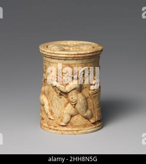 Ivoire pyxis (boîte avec couvercle) 1st Century A.D. Roman la boîte est décorée avec des cupides ludiques, et le couvercle avec un buste de portrait d'une femme.Ivoire pyxis (boîte avec couvercle).Romain.1st siècle A.D..Ivoire.Début de l'Impériale Banque D'Images