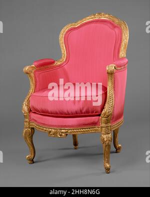 Fauteuil (bergère en cabriolet) (un de paire) ca.1760–70 Claude-Louis Burgat ce fauteuil de transition combine le design curvilinéaire du style Rococo avec des motifs largement utilisés pendant la période néoclassique, comme la bordure continue des médaillons chevauchants sur les supports de bras et le motif guilloche sur les rails de siège.La zone fermée entre les bras et le siège, ainsi que le dos concave, le classent comme bergère en cabriolet, l'un des nouveaux types de chaise introduits au cours du XVIIIe siècle qui a exprimé l'intérêt croissant pour le confort et l'informalité Banque D'Images