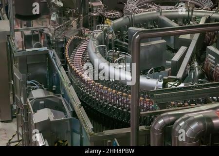 Chaîne de production de bière - tapis convoyeur avec bouteilles en plastique Banque D'Images