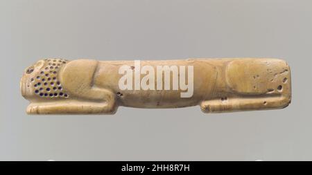 Amulet sous la forme d'un chant lion ca.2900–2700 C.-B. ce petit objet sculpté dans un morceau de coquille représente un lion inclinable avec la tête reposant sur ses pattes avant.Les éléments du corps de l’animal sont très simplement modélisés : les haunches, le corps, les épaules et les pattes avant, et la tête peuvent être identifiés.Le dos est droit et le ventre pend légèrement.Les petits trous percés marquent la manie, et les trous plus grands indiquent l'œil et l'oreille.Des traces de pigment dans ces trous suggèrent qu'ils ont été initialement incrusté avec un matériau d'une couleur contrastée.Les Lions étaient l'un des animaux les plus fréquemment représentés Banque D'Images