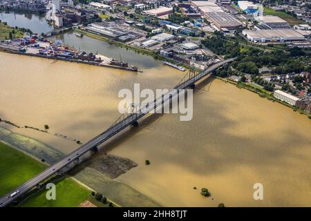 Photo aérienne, pont de Krefeld-Uerdingen, rivière inondée Rhin, Uerdingen, Krefeld,Région de la Ruhr, Rhénanie-du-Nord-Westphalie, Allemagne, pont, DE,Duisburg, Europe Banque D'Images