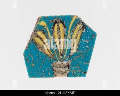 Incrustation en mosaïque de verre 1st siècle C.-B.–1st siècle A.D. Egyptien, romain sol bleu turquoise semi-opaque; décoration en blanc et jaune opaque,Et violet foncé translucide noir, rouge opaque et bleu cobalt apparaissant sur le dessous.plaque polygonale plate avec des bords légèrement biseautés.motif floral avec des feuilles et des bourgeons jaunes, souligné en violet, émis à partir d'une base en bandes horizontales pourpres et blanches.cassé et réparé avec de grandes fissures et de petites pertes;côté supérieur rectifié et poli ; bulles de surface piquées.Incrustation en mosaïque de verre 249614 Banque D'Images