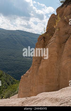 Rochers rouges avec des pinnacles et des tours appelés lame Rosse dans les montagnes Sibillini (Marche, Italie) Banque D'Images