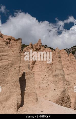 Rochers rouges avec des pinnacles et des tours appelés lame Rosse dans les montagnes Sibillini (Marche, Italie) Banque D'Images