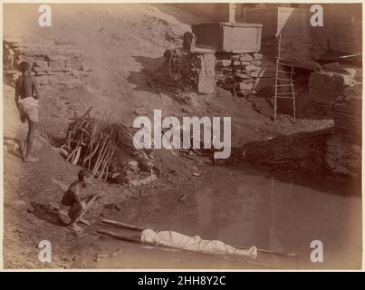 [Terrain de crémation à Manikarnika Ghat, Varanasi, Inde] 1860s–70s Lawrie & Co., G.W.Britannique.[Terrain de crémation à Manikarnika Ghat, Varanasi, Inde] 264570 Banque D'Images