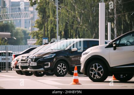 Différentes voitures Renault parking en rangée à l'extérieur.Multisegments sous-compacts produits conjointement par Renault-Nissan Alliance. Banque D'Images