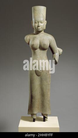 La divinité féminine debout, probablement Durga ca. Le dernier quart du 7th siècle – début du 8th siècle Cambodge cette puissante représentation était clairement une icône de dévotion primaire, comme le montre l'échelle de la sculpture ainsi que sa position frontale formelle.Le statut déifié de la figure est confirmé par des indications qu'elle avait autrefois plusieurs bras.Elle est probablement une représentation de la déesse Durga dans son rôle de la couche du démon de buffle.Dans ce contexte, elle peut être comprise comme la manifestation féminine active de Shiva, ou shakti, qui dévie le monde des forces du mal.La subtile articulatio volumétrique Banque D'Images