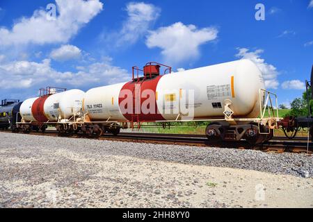 Hoffman Estates, Illinois, États-Unis.Un wagon-citerne conçu pour transporter des matières dangereuses est identifié par son corps blanc et sa large bande rouge au niveau du dôme. Banque D'Images