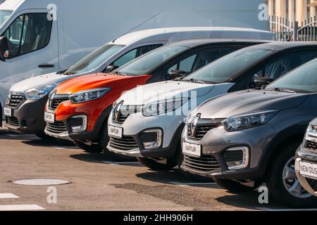 Différentes voitures Renault parking en rangée à l'extérieur.Multisegments sous-compacts produits conjointement par Renault-Nissan Alliance. Banque D'Images