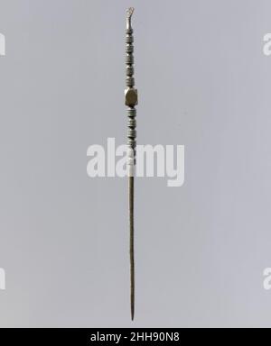 PIN 7th siècle des épingles franches ont été utilisées pour fixer un voile ou pour tenir une coiffure en place.La plupart étaient faits simplement d'alliage de cuivre, parfois étamé pour ressembler à l'argent, mais certains étaient des objets élaborés, présentant un éventail de techniques de métalsmiting.Broche 465312 Frankish, broche, 7th Century, alliage de cuivre, surface étamée,Total : 8 1/16 x 5/16 po(20,4 x 0,8 cm).Metropolitan Museum of Art, New York.Don de J. Pierpont Morgan, 1917 (17.192.243) Banque D'Images