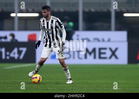 Milan, Italie.23rd janvier 2022.Rodrigo Bentancur de Juventus FC contrôle le ballon pendant la série Un match entre AC Milan et Juventus FC au Stadio Giuseppe Meazza le 23 janvier 2022 à Milan, Italie.Credit: Marco Canoniero / Alamy Live News Banque D'Images