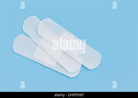 pansements adhésifs médicaux isolés sur un produit de premiers soins bleu, pansements adhésifs blancs Banque D'Images