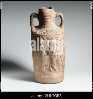 Amphora en terre cuite (carafe) 2nd–3rd Century A.D. Roman ce navire a été fabriqué à Cnidus, un port de commerce et de fabrication de Caria (sud-ouest de la Turquie), célèbre pour sa statue d'Aphrodite par le sculpteur grec Praxiteles.La décoration de relief montre le dieu Dionysos d'un côté et Pan avec une nymphe dansante de l'autre.Des scènes similaires peuvent également être trouvées sur des exemples beaucoup plus grandeurs de l'art romain, tels que les mosaïques et les sarcophages de marbre.Amphore en terre cuite (carafe) 254634 Roman, amphore en terre cuite (carafe), 2nd?3rd Century A.D., terre cuite, H. 10 3/8 po.(26,4 cm).Metropolitan Museum of Art, New York.Cadeau Banque D'Images