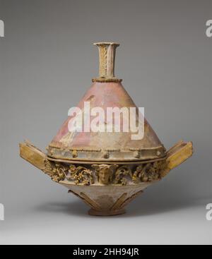 Terre cuite lekanis (plat) avec couvercle et 2nd demi-siècle de 3rd av. J.-C. grec, sicilien, Centuripe ce vase élaboré appartient à une petite classe de navires de Centuripe, une petite ville de l'est de la Sicile, où ils ont apparemment été fabriqués.De façon caractéristique, somptueuse, dorée, décoration à relief élevé, imitant la fine métallurgie,est combiné avec des peintures de tempera lumineuses.L'avant et les côtés du couvercle représentent une scène complexe avec plusieurs figures féminines autour d'un autel.Une figure contient un tambourin.Dans la zone de manche, une tête Medusa est flanquée d'Erotes au milieu d'un rouleau floral.Le pied et le pied Banque D'Images