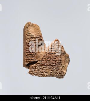 Comprimé de cuneiform : fragment d'un foie omen vers la fin du 1st millénaire C.-B. l'invention de l'écriture dans environ 3300 C.-B. a été l'un des nombreux développements dans la technologie administrative--y compris l'utilisation de jetons géométriques pour le comptage et de joints de cylindre pour garantir des transactions--Cela a accompagné la croissance des premières villes et États du sud de la Mésopotamie.Proto-cuneiform est le nom donné à la forme la plus ancienne d'écriture -- pictogrammes qui ont été tirés sur des comprimés d'argile.Progressivement, les pictogrammes sont extraits en signes cuneiformes (latins, en forme de coin) qui ont été impressionnés plutôt que de dessiner Banque D'Images