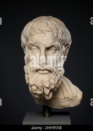 Tête en marbre d'Epikouros 2nd Century A.D. Roman copie d'une statue grecque de la moitié 1st du 3rd siècle B.C.le philosophe, qui a vécu de 341 à 271 av. J.-C., doit avoir été honoré par une statue de portrait faite tard dans sa vie ou peu après sa mort.De nombreuses copies romaines reproduisent le même original, montrant l'estime dans laquelle les enseignements d'Epicurus ont été tenus.Tête en marbre d'Epikouros.Romain.2nd siècle A.D..Marbre, pentélique.Impériale.Sculpture de pierre Banque D'Images