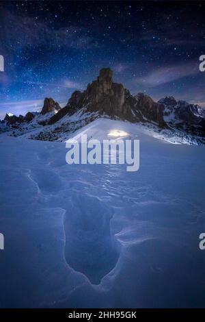 Vue panoramique d'une nuit d'hiver étoilée à Passo Giau, un col alpin près de Cortina d'Ampezzo, Dolomites, Italie Banque D'Images