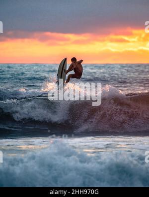 Surfer saut plus haut au Costa Rica Banque D'Images