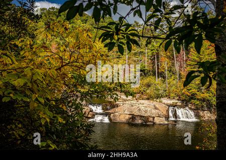 Linville Falls est la chute d'eau la plus célèbre et la plus populaire des Blue Ridge Mountains en raison principalement de sa proximité avec la Blue Ridge Parkway. Banque D'Images