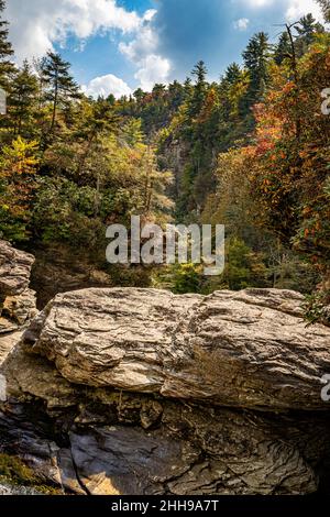 Linville Falls est la chute d'eau la plus célèbre et la plus populaire des Blue Ridge Mountains en raison principalement de sa proximité avec la Blue Ridge Parkway. Banque D'Images