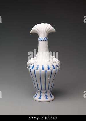 Vase 1830–70 américain nommé en référence à l'ancienne carrière de marbre de l'île grecque de Parros, parian a une proportion plus élevée de feldspath que la porcelaine conventionnelle, ce qui donne un corps de biscuit vitrifié qui ressemble au marbre blanc statuaire.Stylées et abordables, la statuaire et la vaisselle de la mariale étaient des ornements de ménage extrêmement populaires au milieu du XIXe siècle.Ce vase (l'un d'une paire, 47.90.4) a probablement été fabriqué par la United States Pottery Company, qui a exposé parian à la grande acclade à l'exposition New York Crystal Palace de 1853 à New York.Vase.Américain.1830–70.Parian Banque D'Images