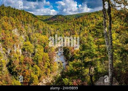 Linville Falls est la chute d'eau la plus célèbre et la plus populaire des Blue Ridge Mountains en raison principalement de sa proximité avec la Blue Ridge Parkway. Banque D'Images