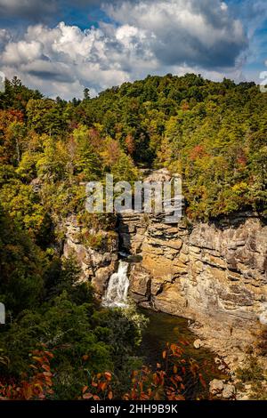 Linville Falls est la chute d'eau la plus célèbre et la plus populaire des Blue Ridge Mountains en raison principalement de sa proximité avec la Blue Ridge Parkway. Banque D'Images