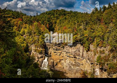 Linville Falls est la chute d'eau la plus célèbre et la plus populaire des Blue Ridge Mountains en raison principalement de sa proximité avec la Blue Ridge Parkway. Banque D'Images