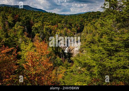 Linville Falls est la chute d'eau la plus célèbre et la plus populaire des Blue Ridge Mountains en raison principalement de sa proximité avec la Blue Ridge Parkway. Banque D'Images