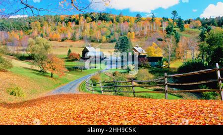 Vermont Farm et route de campagne en automne Banque D'Images