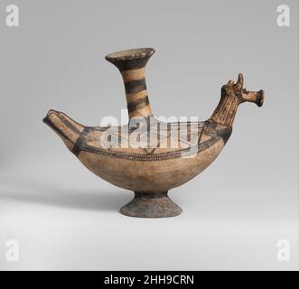 Vase en terre cuite sous la forme d'un animal 1050–950 C.-B. chypriote le vase semble être une variante des askos, une fiole en forme de sac avec un bec et une poignée sur le dessus.Bien que les askoi prennent souvent la forme d'oiseaux, l'animal ici semble être un quadripôle et est équipé de deux becs.Vase en terre cuite sous forme d'animal.Chypriote.1050–950 C.-B.Terre cuite.I. vases Cypro-géométriques Banque D'Images