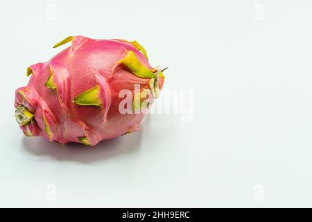 Hylocereus undatus, Pitahaya ou fruit dragon isolé sur fond blanc.Fruits exotiques. Banque D'Images