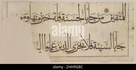 Section du 'Qur'an de `Umar AQTA' fin 14th–début 15th siècle (avant 1405) `Umar AQTA' ce fragment d'une page provient d'un des plus grands exemplaires du Qur'an jamais produit.Chaque ligne de script, écrite dans le style muhaqqaq, fait plus de trois pieds de long, et chaque page était à l'origine de plus de sept pieds de haut.Cette page vient probablement d'un Qur'an géant que le calligraphe 'Umar AQTA' a écrit pour le souverain Timur (Tamerlane, d.1405).Apparemment Timur n'a pas été impressionné après que 'Umar AQTA' a écrit un Qur'an si petit qu'il pourrait tenir sous un anneau de signe, ainsi le calligraphe a écrit un autre Qur'an ainsi Banque D'Images