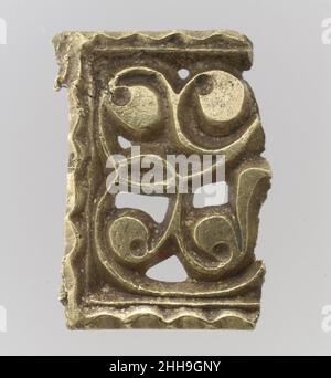 Fragment d'une plaque de fixation d'or pour une boucle 700s Avar le Trésor contient un ensemble de raccords de ceinture, certains décorées avec soin, certains non finis ou de fonte de mauvais goût.Certains ne montrent aucun signe d'utilisation, tandis que d'autres sont tout à fait usés.les AvarsLes Avars étaient une tribu nomade de guerriers montés de la steppe eurasienne.L’empereur byzantin Justinien a négocié avec eux au sixième siècle pour protéger la frontière nord de l’Empire le long de la mer Noire.Enhardis par leur soumission à de nombreuses tribus, ils ont tenté sans succès de saisir la capitale de l'Empire, Constantinople.Ils sont restés un fléau Banque D'Images