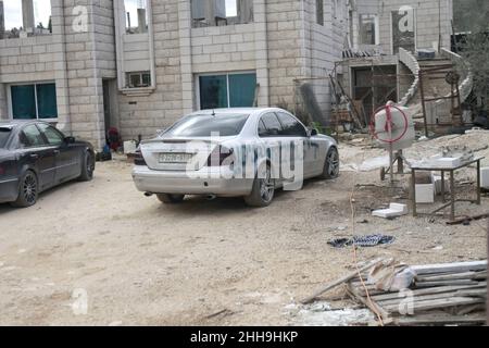 Salfit, Palestine.23rd janvier 2022.Un véhicule palestinien vu vandalisé après que des colons juifs l'ont peint avec des slogans, 'Red Star of David'.Tard dans la nuit, les colons juifs israéliens ont peint en hébreu des slogans appelant à la vengeance et à l'incitation sur les murs des maisons palestiniennes et vandalisé leurs voitures dans le village de Qira, près du gouvernorat de Salfit.Crédit : SOPA Images Limited/Alamy Live News Banque D'Images