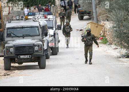 Salfit, Palestine.23rd janvier 2022.Des soldats israéliens patrouillent dans les rues du village de Qira après que des colons juifs aient écrit l'étoile rouge de David sur les murs de la maison du village.Tard dans la nuit, les colons juifs israéliens ont peint en hébreu des slogans appelant à la vengeance et à l'incitation sur les murs des maisons palestiniennes et ont vandalisé leurs voitures près du gouvernorat de Salfit en Cisjordanie.Crédit : SOPA Images Limited/Alamy Live News Banque D'Images