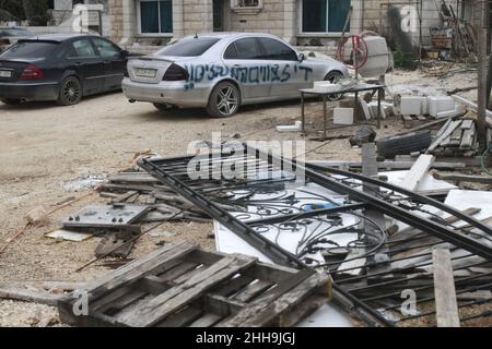 Salfit, Palestine.23rd janvier 2022.Un véhicule palestinien vu vandalisé après que des colons juifs l'ont peint avec des slogans, 'Red Star of David'.Tard dans la nuit, les colons juifs israéliens ont peint en hébreu des slogans appelant à la vengeance et à l'incitation sur les murs des maisons palestiniennes et vandalisé leurs voitures dans le village de Qira, près du gouvernorat de Salfit.(Photo de Nasser Ishtayeh/SOPA Images/Sipa USA) crédit: SIPA USA/Alay Live News Banque D'Images