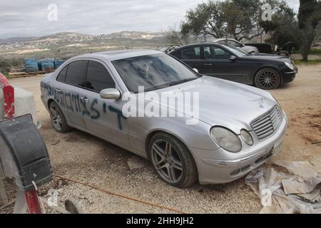 Salfit, Palestine.23rd janvier 2022.Un véhicule palestinien vu vandalisé après que des colons juifs l'ont peint avec des slogans, 'Red Star of David'.Tard dans la nuit, les colons juifs israéliens ont peint en hébreu des slogans appelant à la vengeance et à l'incitation sur les murs des maisons palestiniennes et vandalisé leurs voitures dans le village de Qira, près du gouvernorat de Salfit.(Photo de Nasser Ishtayeh/SOPA Images/Sipa USA) crédit: SIPA USA/Alay Live News Banque D'Images