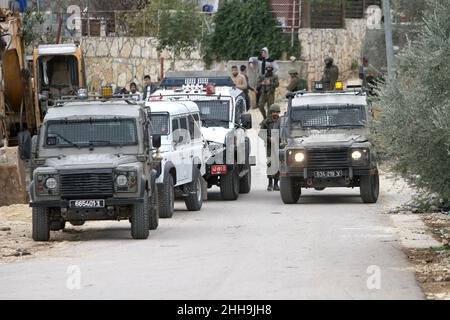 Salfit, Palestine.23rd janvier 2022.Des véhicules de l'armée israélienne patrouillent dans les rues du village de Qira après que les colons juifs aient écrit l'étoile rouge de David sur les murs de la maison dans le village.Tard dans la nuit, les colons juifs israéliens ont peint en hébreu des slogans appelant à la vengeance et à l'incitation sur les murs des maisons palestiniennes et ont vandalisé leurs voitures près du gouvernorat de Salfit en Cisjordanie.(Photo de Nasser Ishtayeh/SOPA Images/Sipa USA) crédit: SIPA USA/Alay Live News Banque D'Images