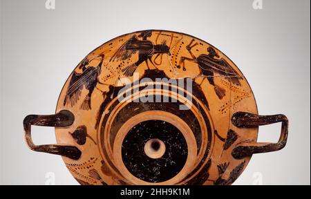 Terre cuite kylix (coupe à boire) début du 5th siècle C.-B. grec, boéotien intérieur: Femme.Extérieur: Sirènes de musique..kylix en terre cuite (tasse à boire).Grec, Boeotien. Début du 5th siècle avant J.-C..Terre cuite, figure noire.Classique.Vases Banque D'Images