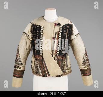 Veste fin du 19th siècle Hongrois la combinaison complexe de matériaux et de techniques de main dans cette veste fait un vêtement intéressant visuellement.Ce niveau de décoration incarne le soin et l'importance donnés au costume dans les cultures traditionnelles.Un aspect intéressant de ce vêtement est l'interprétation directe de la tresse uniforme militaire, ressemblant à celle des Hussars originaires de Hongrie au 15th siècle.Stewart Culin (1858-1929) a été le premier conservateur d'ethnologie du Brooklyn Museum de 1903 à 1929.Culin a effectué des expéditions de collecte, voyageant à travers les États-Unis Banque D'Images