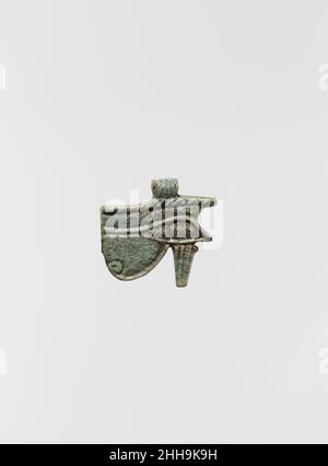 Wedjat Eye Amulet 664–332 C.-B. période tardive l'un des amulettes les plus populaires de l'Égypte ancienne, l'œil du Wedjat représente l'œil guéri du dieu Horus.Elle représente une combinaison d'un œil humain et d'un œil de faucon, car Horus était souvent associé à un faucon.Son ancien nom égyptien, wedjat, signifie « celui qui est sain ».Dans la mythologie égyptienne, l’œil d’Horus a été blessé ou volé par le dieu Seth, puis restauré par Thoth.L'œil du wedjat incarne le pouvoir de guérison et symbolise la renaissance.Un amulette de cette forme a été pensé pour protéger son porteur et pour transférer le pouvoir de la régénération sur lui.Il Banque D'Images