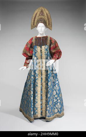 Ensemble 19th siècle russe cet objet provient de la collection de Natalia de Shabelsky (1841-1905), une noble russe obligée de préserver ce qu'elle perçoit comme la disparition des traditions d'art populaire de son pays natal.Voyageant largement dans la Grande Russie, elle a recueilli beaucoup d'exemples fins de l'art textile de la classe paysanne riche.De la 1870s jusqu'à son déménagement en France en 1902, Shabelsky a amassé une grande collection de textiles ménagers tissés à la main et de vêtements opulents de fête avec une décoration riche et des motifs élaborés.Les collections du musée de Brooklyn comprennent Banque D'Images