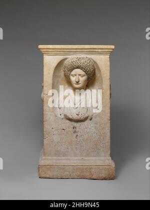 Autel funéraire en marbre de Cominia Tyche ca.A.D. 90–100 Roman le nom de cette femme est connu à partir de l'inscription au-dessous du portrait qui se lit: «aux esprits des morts.Au plus Saint Cominia Tyche, sa femme la plus chaste et affectueuse, [de] Lucius Annius Festus.[Elle] mourut à l'âge de vingt-sept ans, onze mois, vingt-huit jours.Aussi pour lui-même et pour ses descendants."Ce cippus, ou autel grave, est connu pour avoir été dans une maison près du forum romain au XVIe siècle.Il est entré dans la collection du Cardinal Francesco Barberini au XVIIe siècle.La verseuse et Banque D'Images