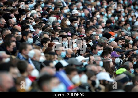 Madrid, espagnol.23rd janvier 2022.Madrid, Espagne; 23.01.2022.- Real Madrid contre Elche match de la Ligue espagnole de football 22 de la saison 2021-2022 au stade Santiago Bernabeu de Madrid.Fans score final TIE 2-2 buts Real Madrid Luca Modric 82 and Eder Militao 90 2  buts Elche Lucas Boye 42 and Pere Milla 76  Credit: Juan Carlos Rojas/dpa/Alay Live News Banque D'Images